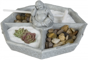 Happy Buddha Zen garden med vit sand och dekorationer.