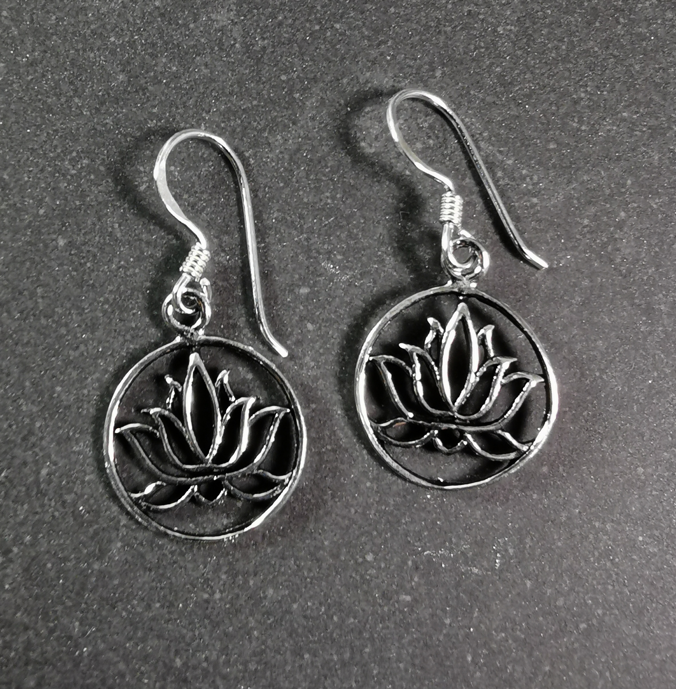 Näckrosen (Lotus)  i cirkel örhängen i silver  