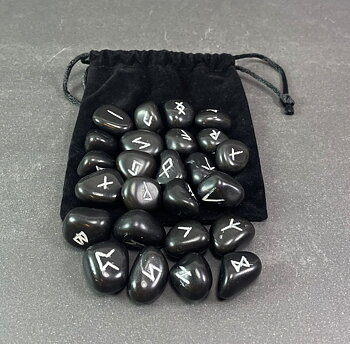 Runor i Svart Onyx