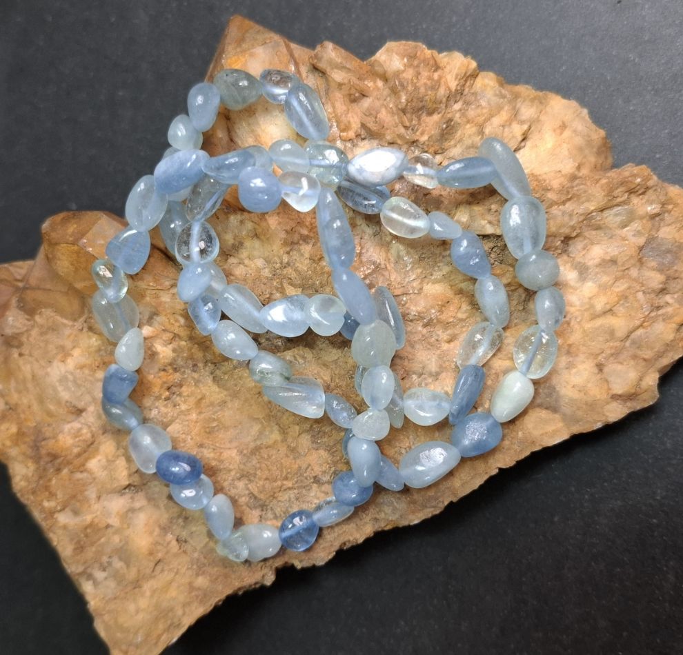 Akvamarin Armband med Mindre Trumlad Stenar