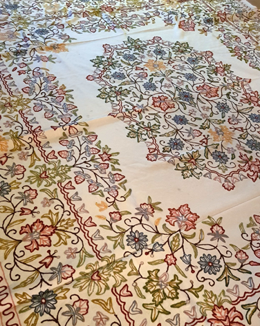 Broderat Sängöverkast  / Väggbonad - Flowers