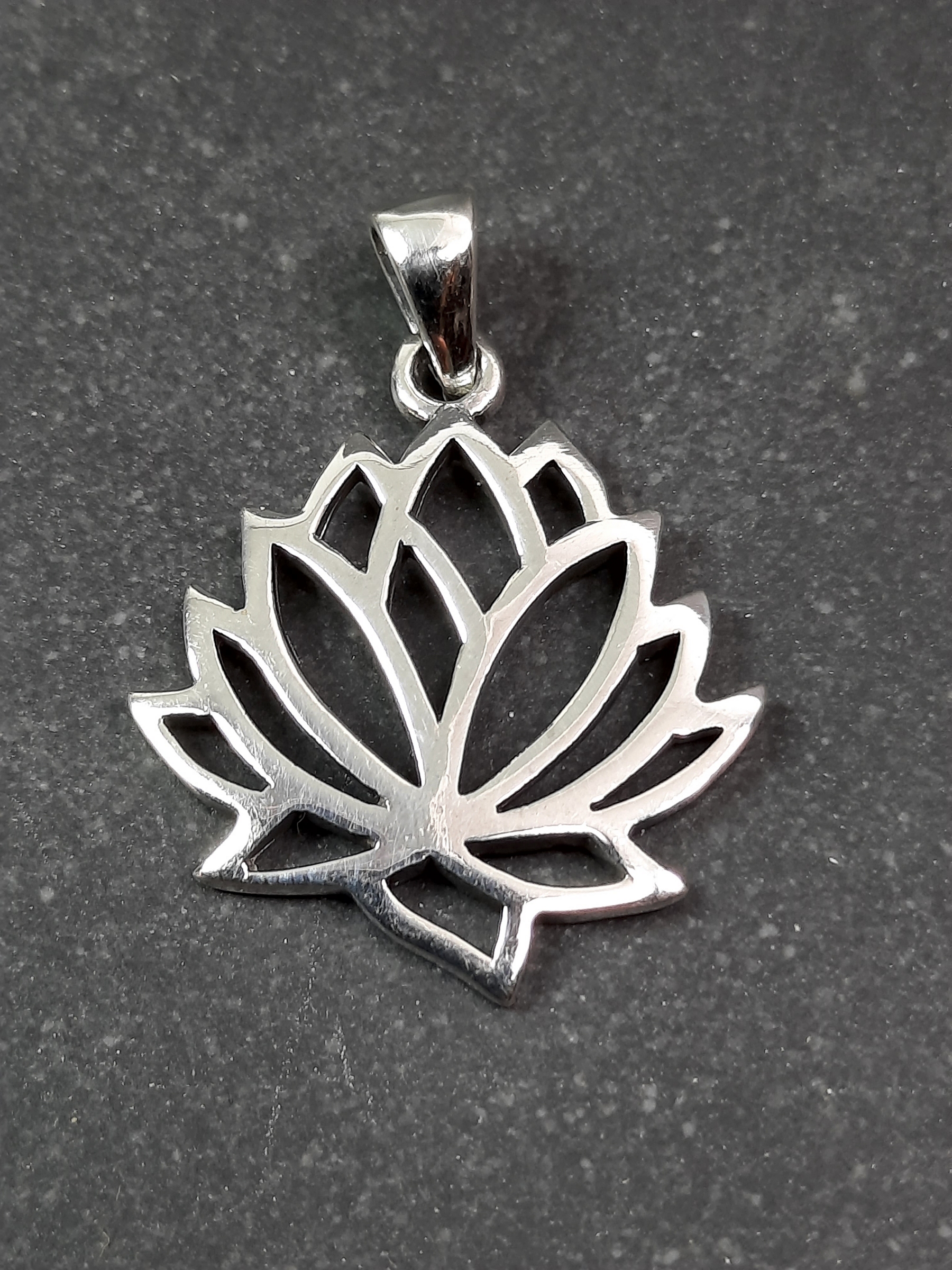 Lotus  (Full bloom) hängen i silver