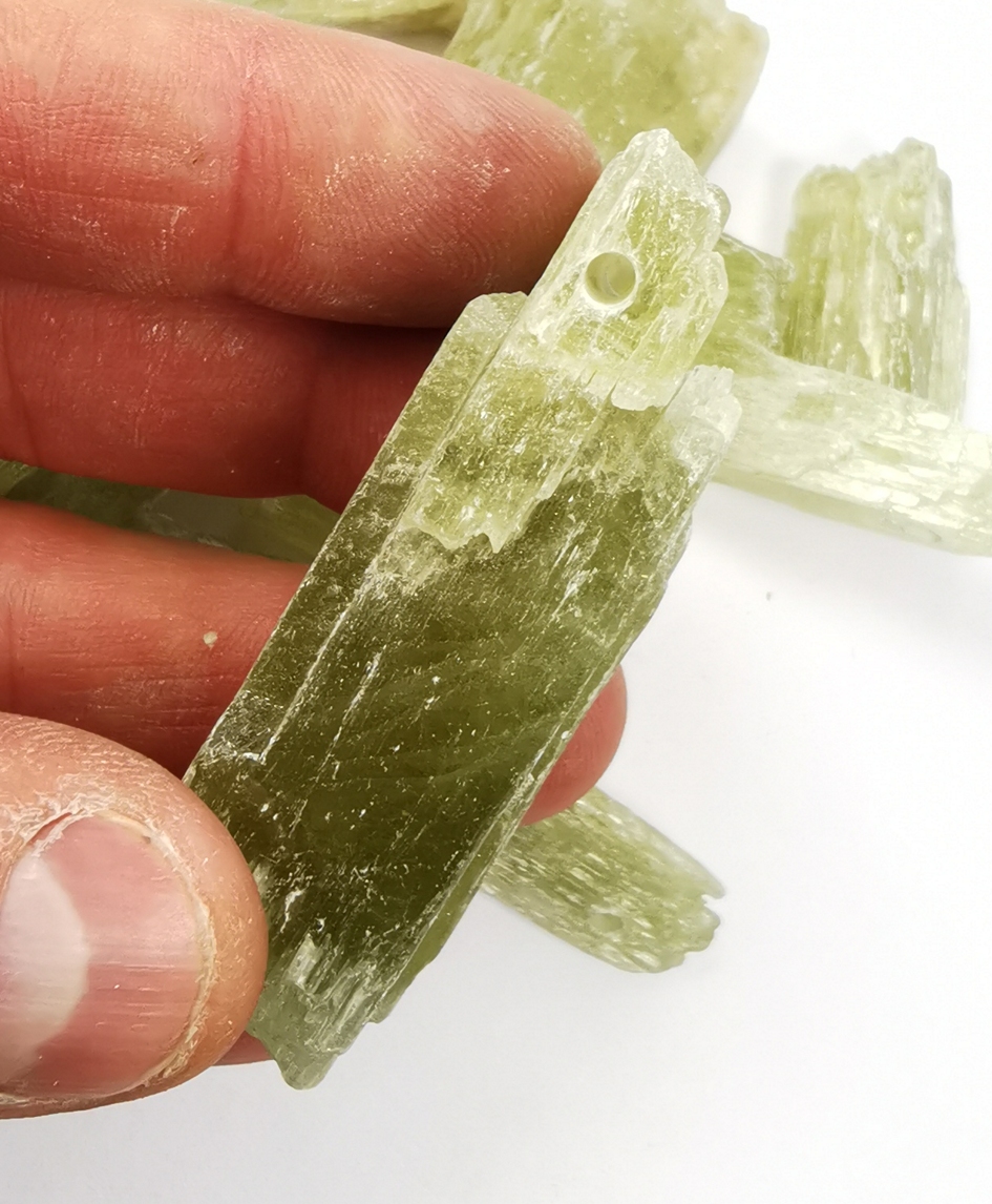 Hiddenit (Grön Kunzit)  , Rå Kristaller  med 2mm hål  - 4