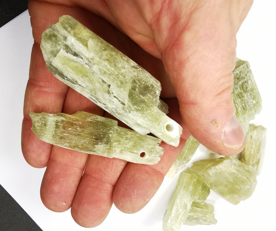 Hiddenit (Grön Kunzit)  , Rå Kristaller  med 2mm hål  - 3