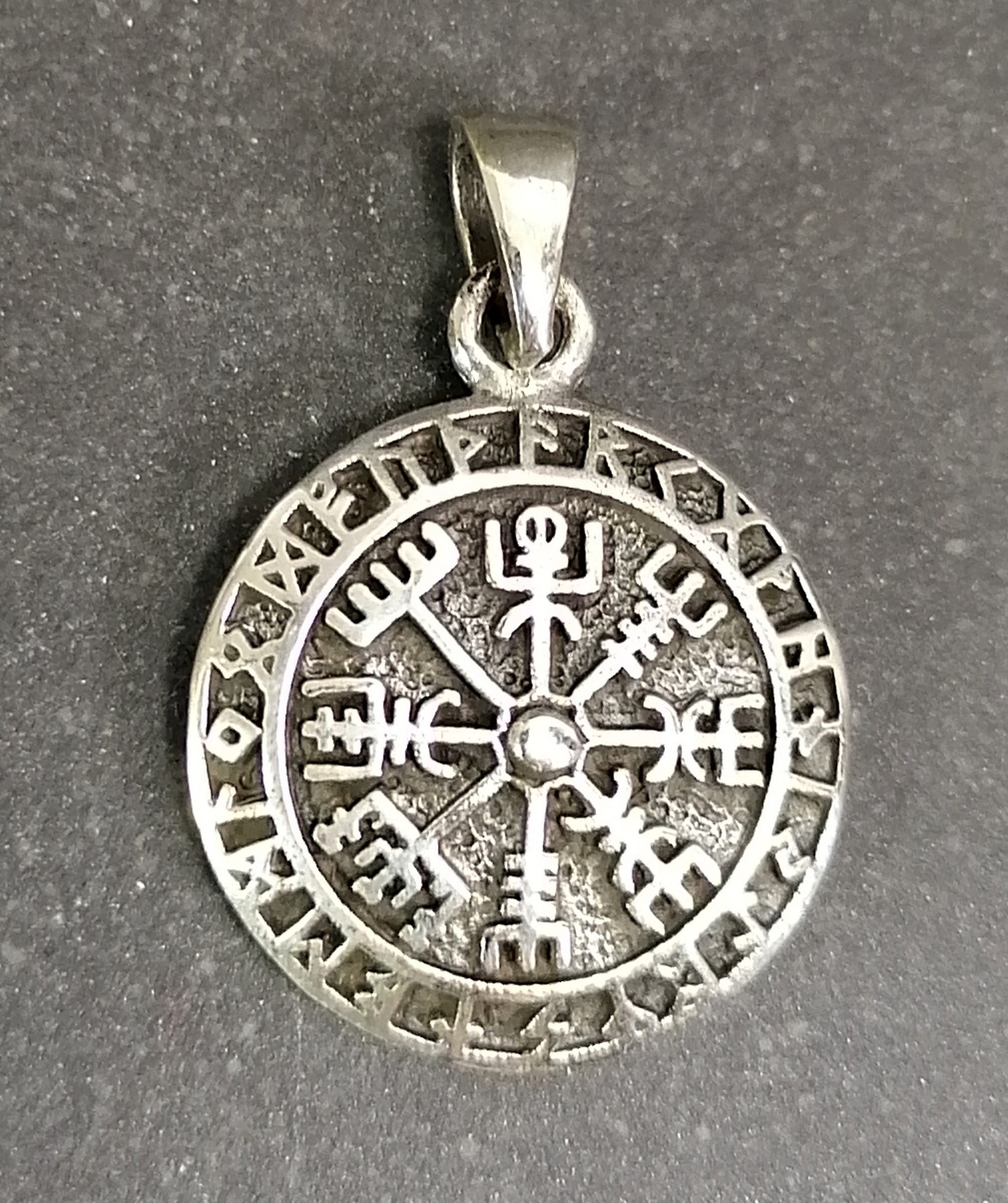 Vegvísir / Vegvisir Hänge med Runor  i Silver  - 25mm