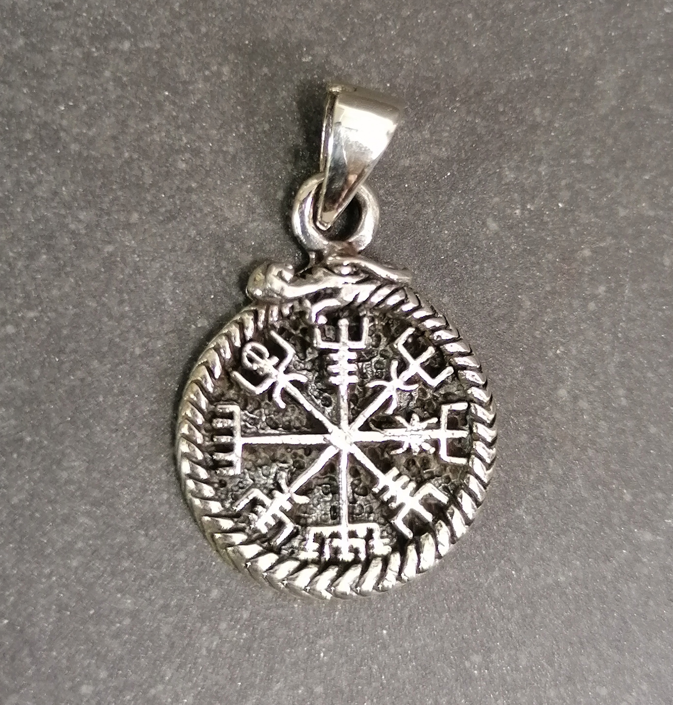 Vegvísir/ Vegvisir Hänge med Vikingdrake  i Silver  - 25mm