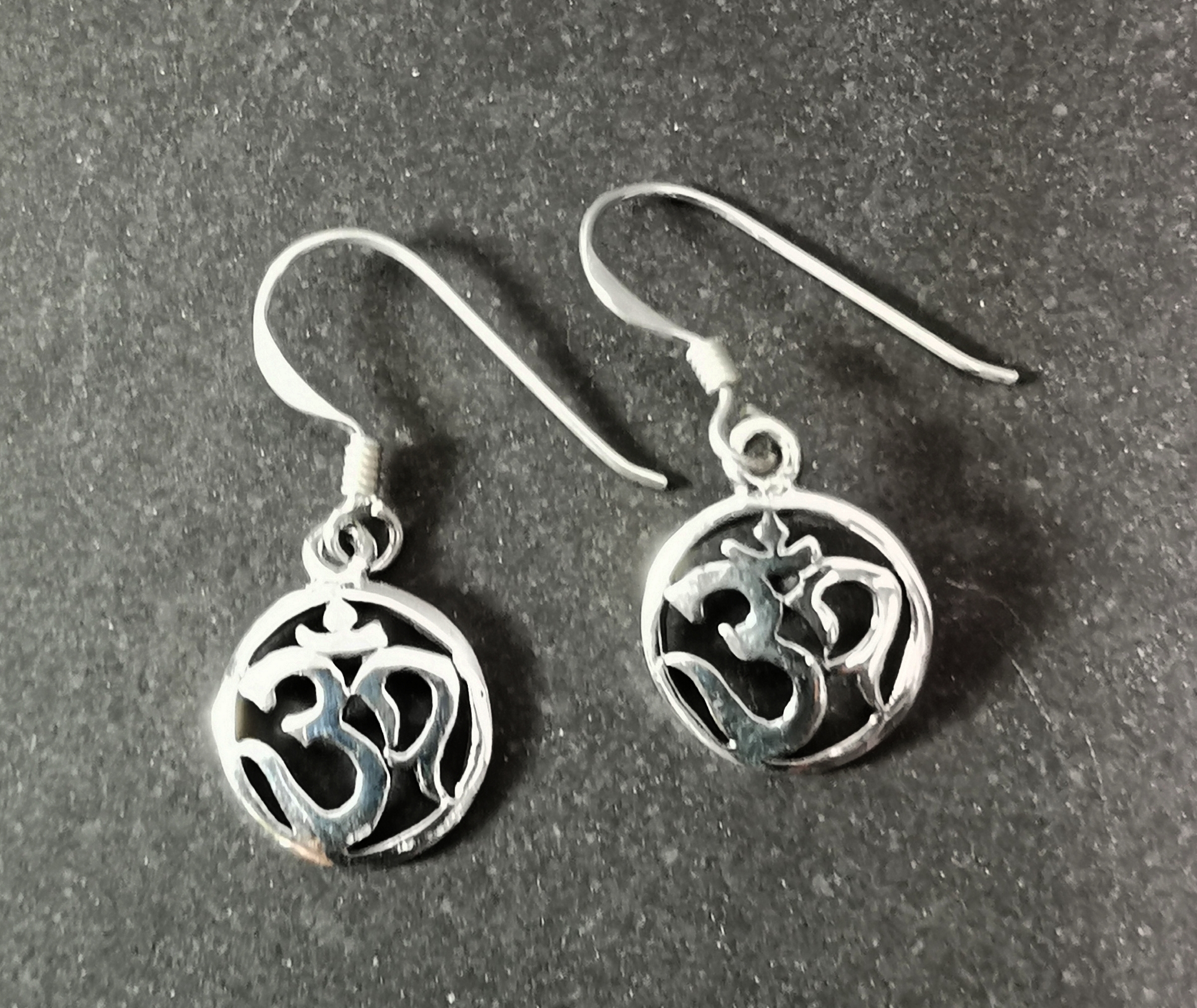 Aum örhängen med Ring  i silver - Små 