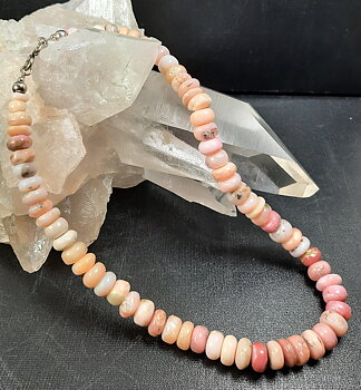 Rosa Opal, Pärla Halsband