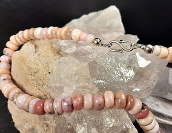 Rosa Opal, Pärla Halsband