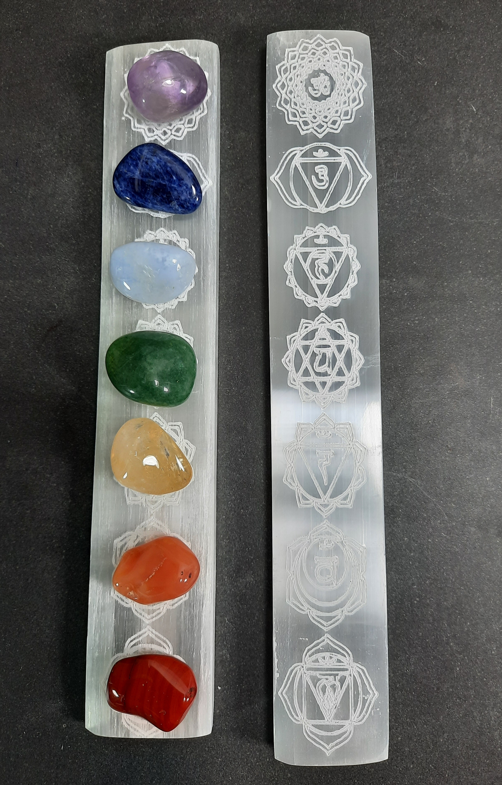 Chakra Selenit laddningsplatta (ca 20 cm) med 7st stenar 