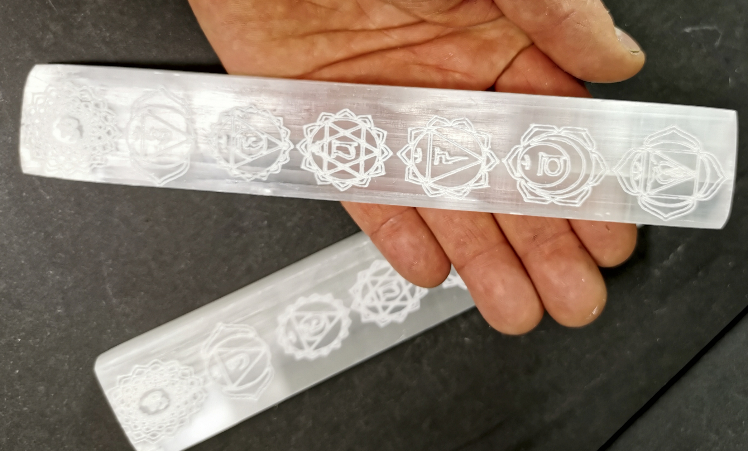 Chakra Selenit laddningsplatta (ca 20 cm) med 7st stenar  - 3