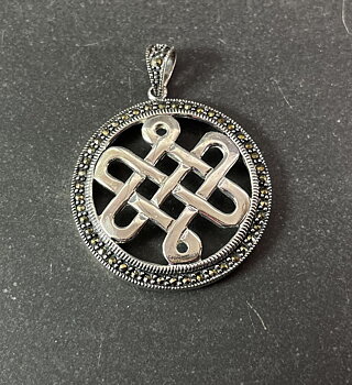 Tibetan endless knot hänge i silver och markasit 