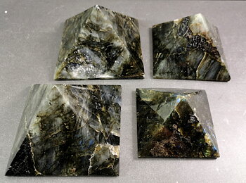Labradorit Pyramid