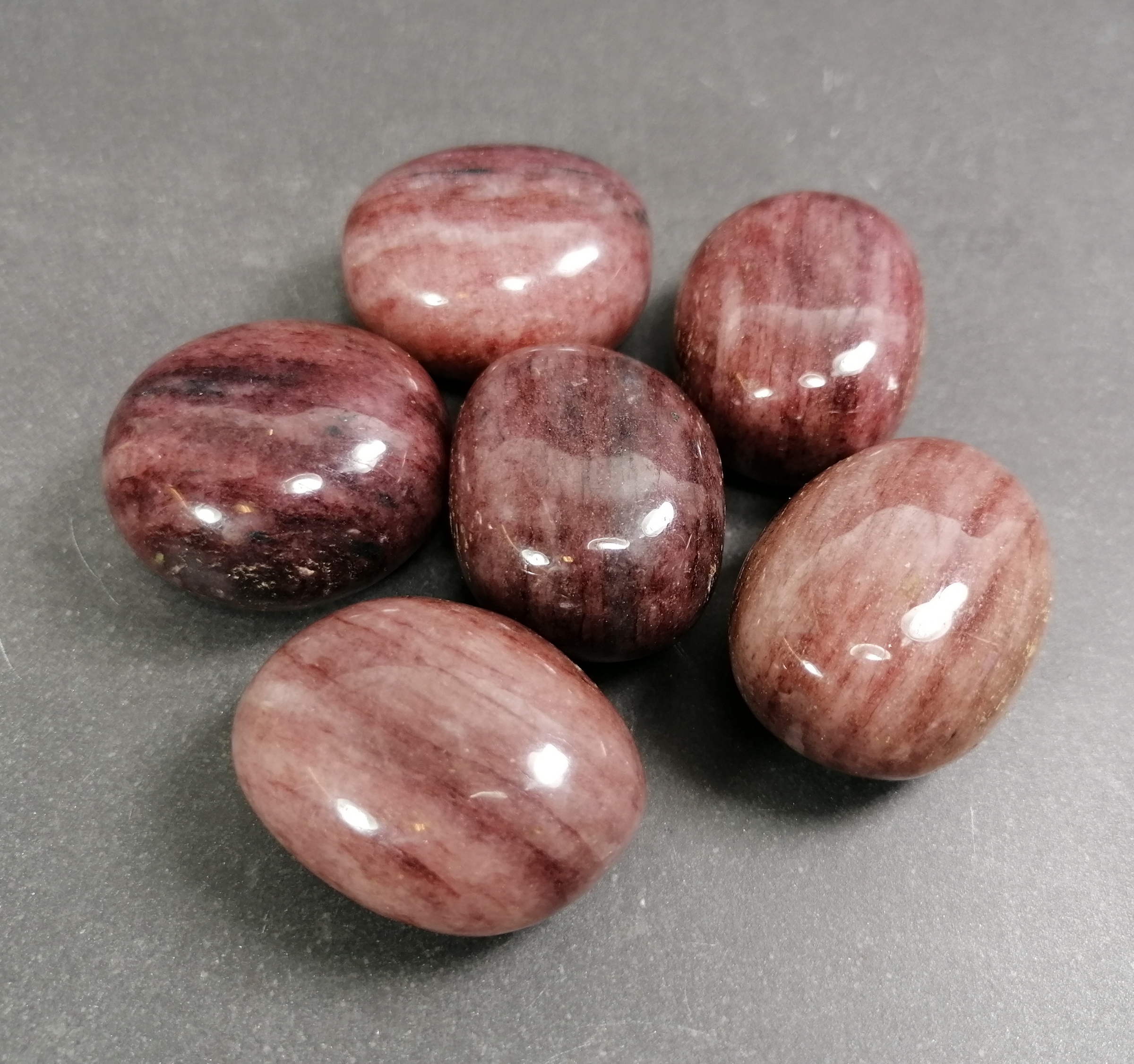 Pebbles "No Worry Stone" - Mörk Jordgubbskvarts