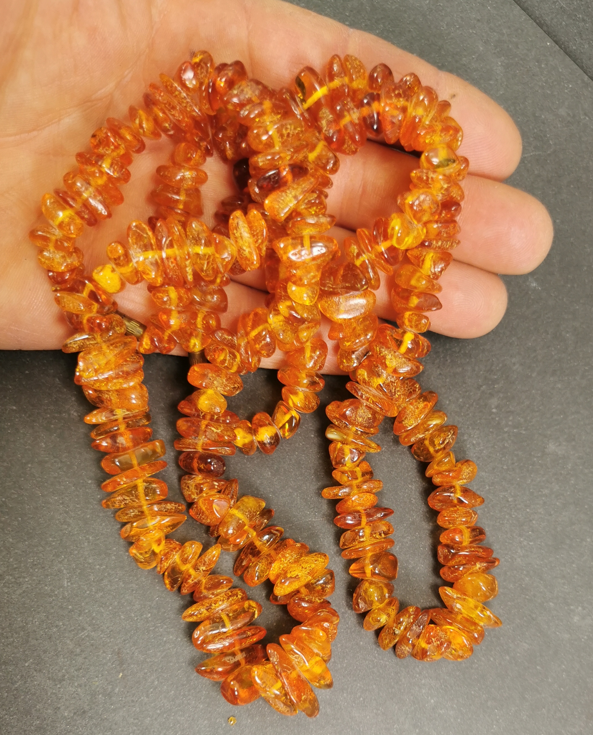 Bärnstenhalsband, polerat pärlor med lås.