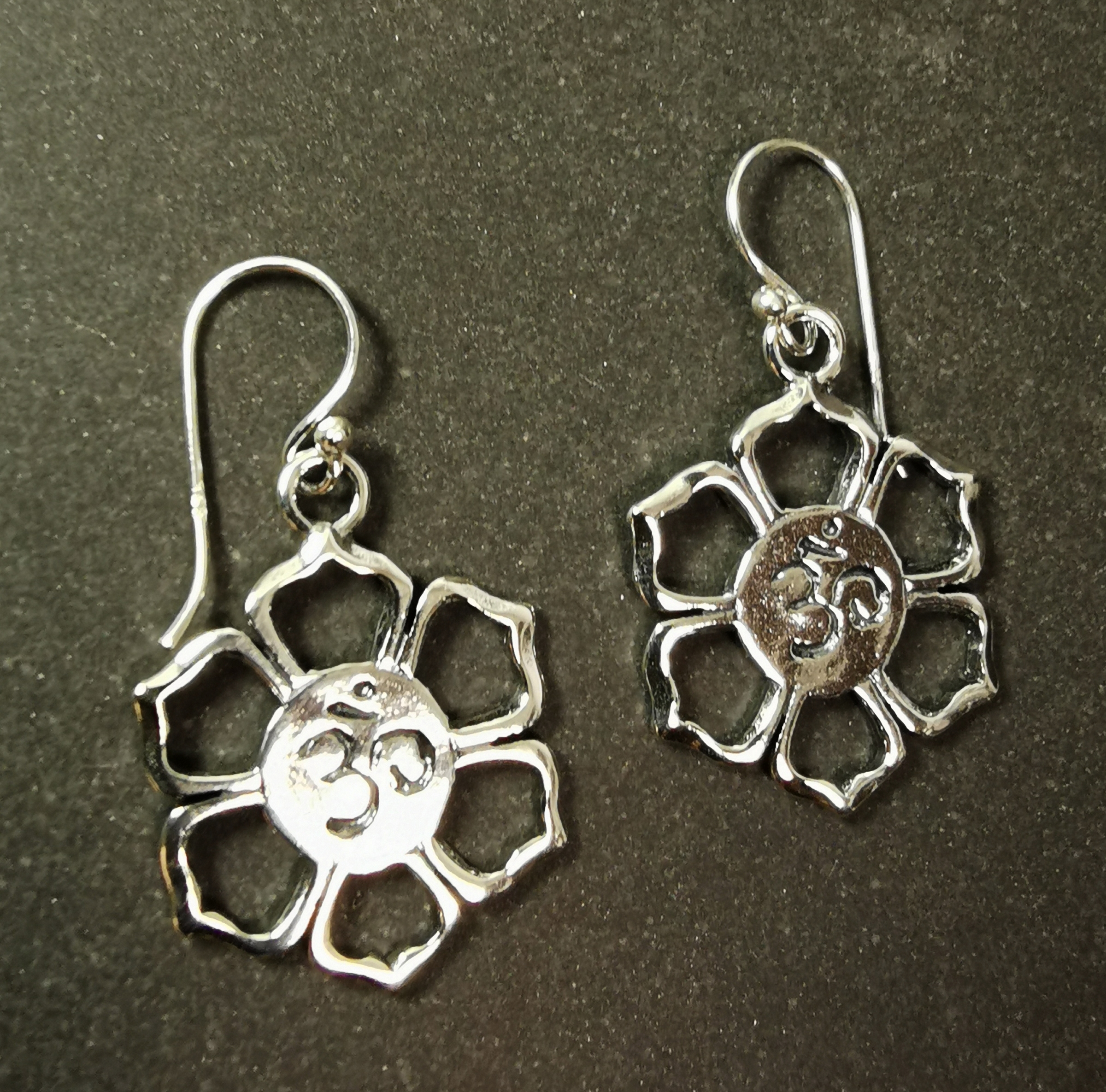 Aum Lotus Örhängen i Silver - 27mm