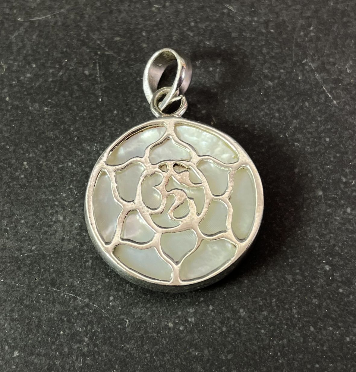 Lotus med Aum hänge i silver och pärlemor