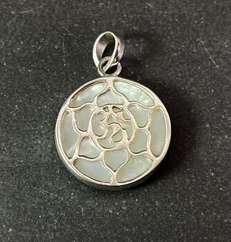 Lotus med Aum hänge i silver och pärlemor