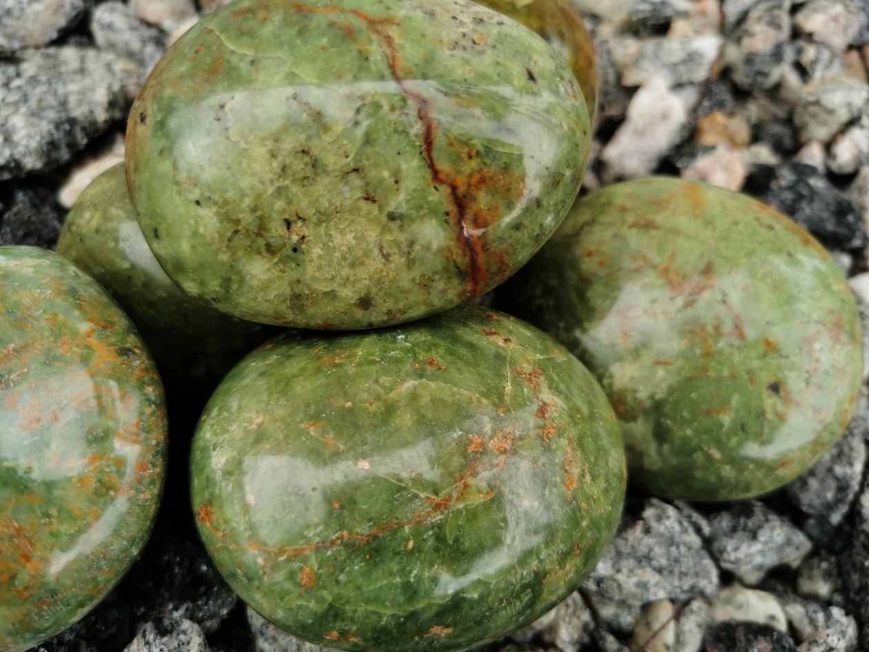 Pebbles "No Worry Stone" - Krysopras AA kvalitet - 2