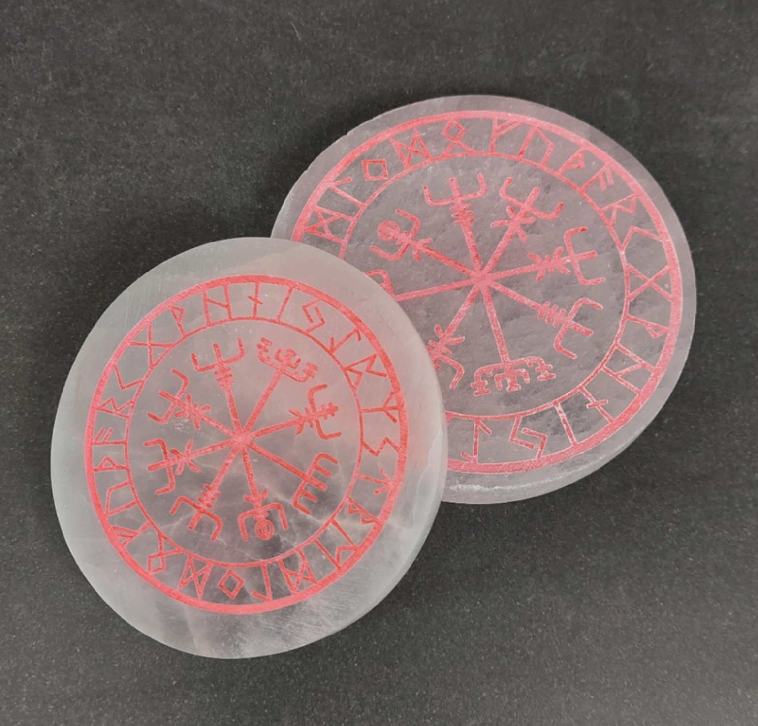Ljus Röd Rund Graverad Vegvisir Selenit platta  - 8cm