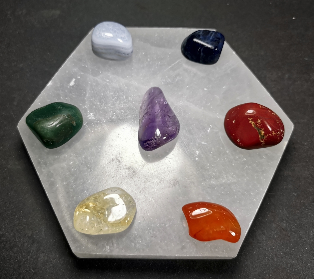 Chakra Stenar med Selenit laddningsplatta  (Selenite Charging Plate) 