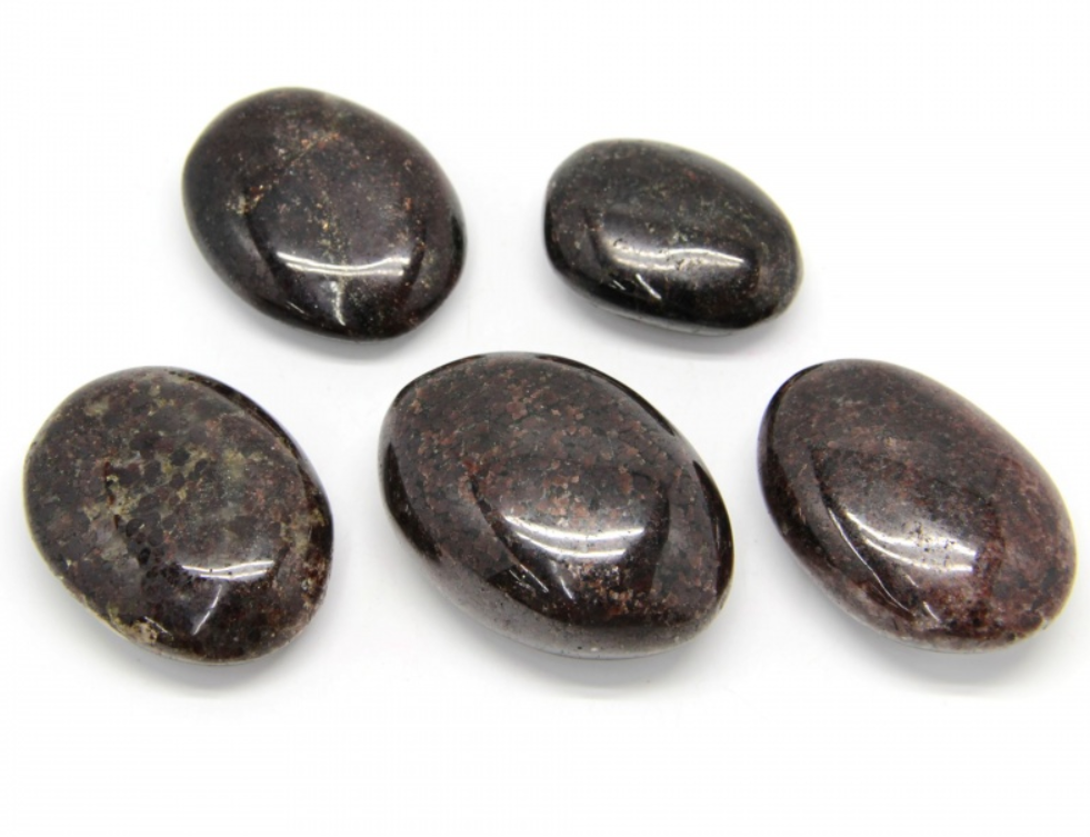 Pebbles "No Worry Stone" - Pyrope Granat (Almandine Granat)