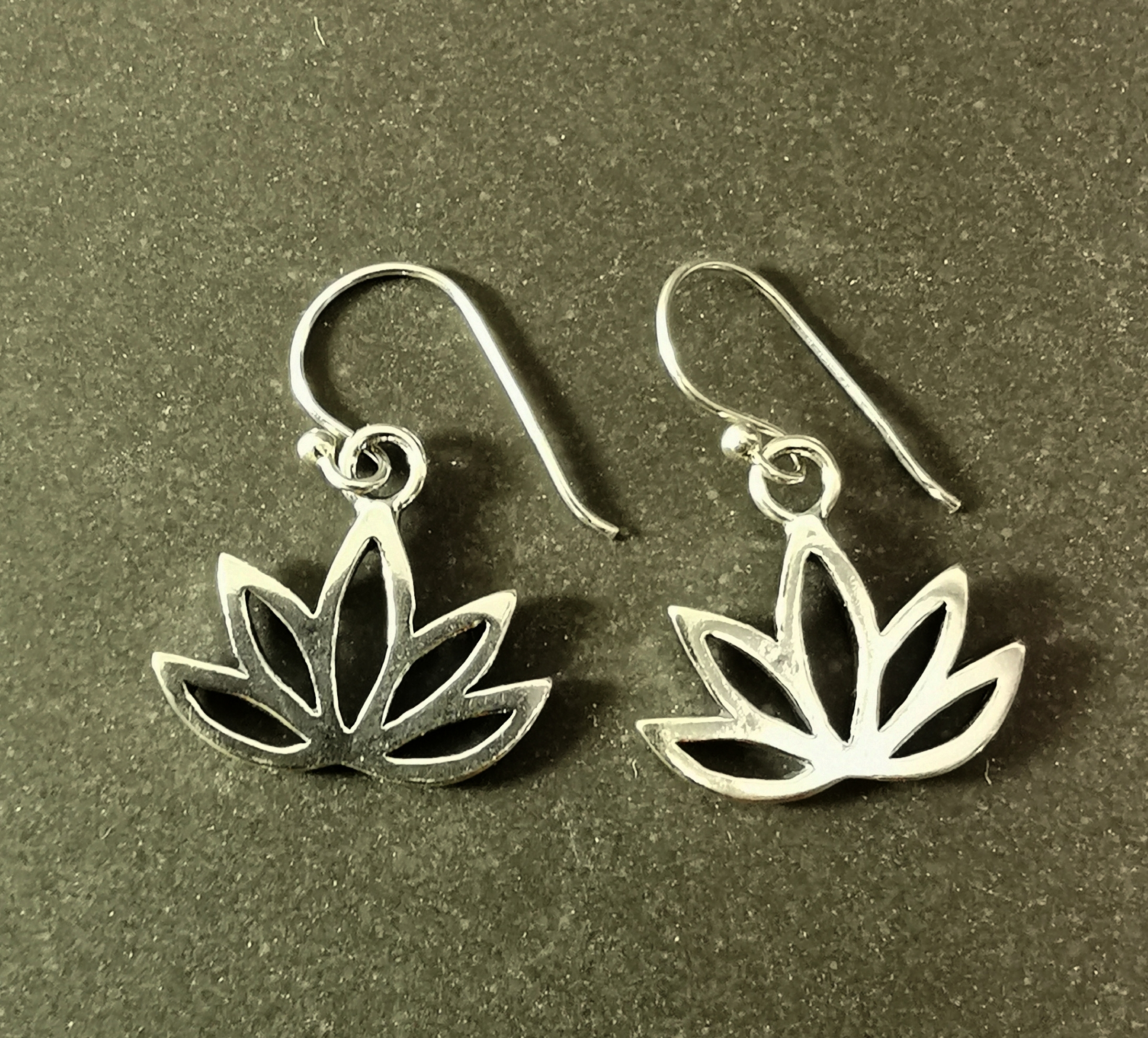 Lotus Örhängen  i Silver - 28mm