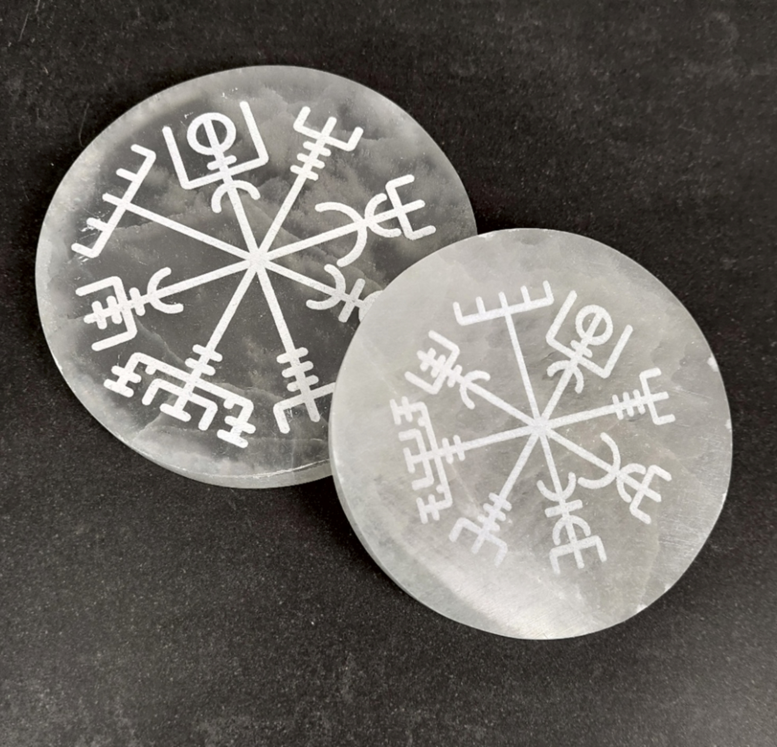 Rund Graverad Vegvisir Selenit platta  - 8cm