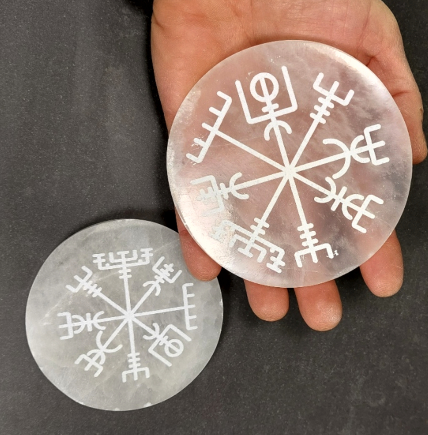 Rund Graverad Vegvisir Selenit platta  - 8cm - 2