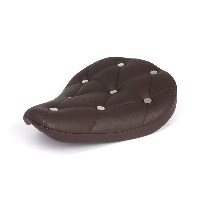 SOLOSADEL MED KNAPPAR I BRUNT KONST SKINN, 31,5 CM. LÅNG, 24 CM. BRED
