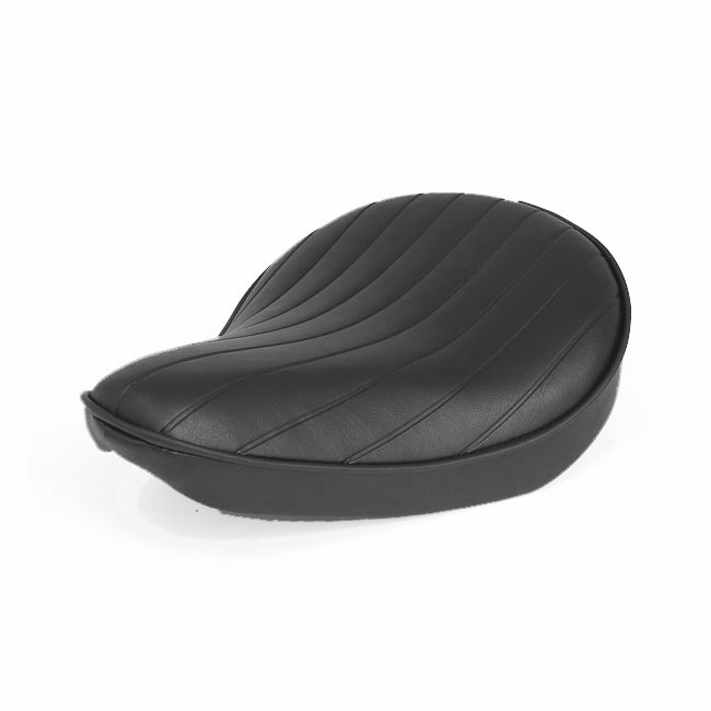 SOLOSADEL MED RÄNDER I SVART KONST SKINN, 31,5 CM. LÅNG, 24 CM. BRED