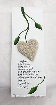 Jag kan inte ens gå utan din luft i mina lungor jag kan inte ens stå när du inte ser på och genomskinligt grå blir jag utan dina andetag 