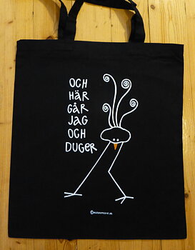 Och här går jag och duger svart
