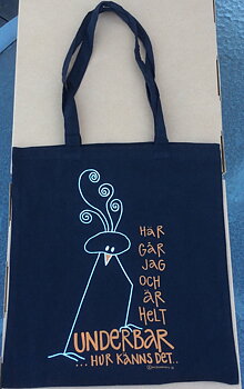 här går jag och är helt underbar ...hur känns det .. Svart