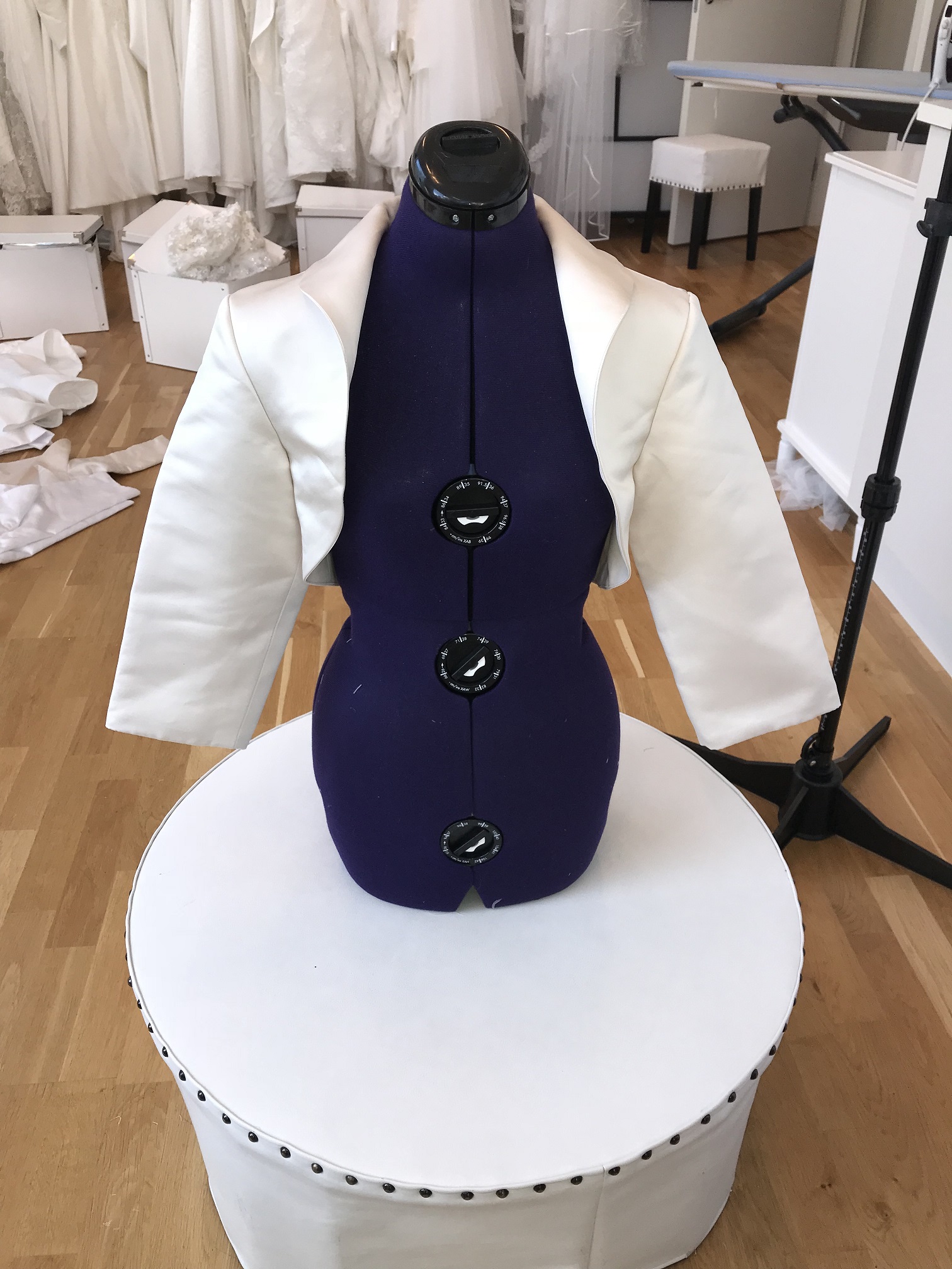 Satin jacka i olika färger och storlekar 