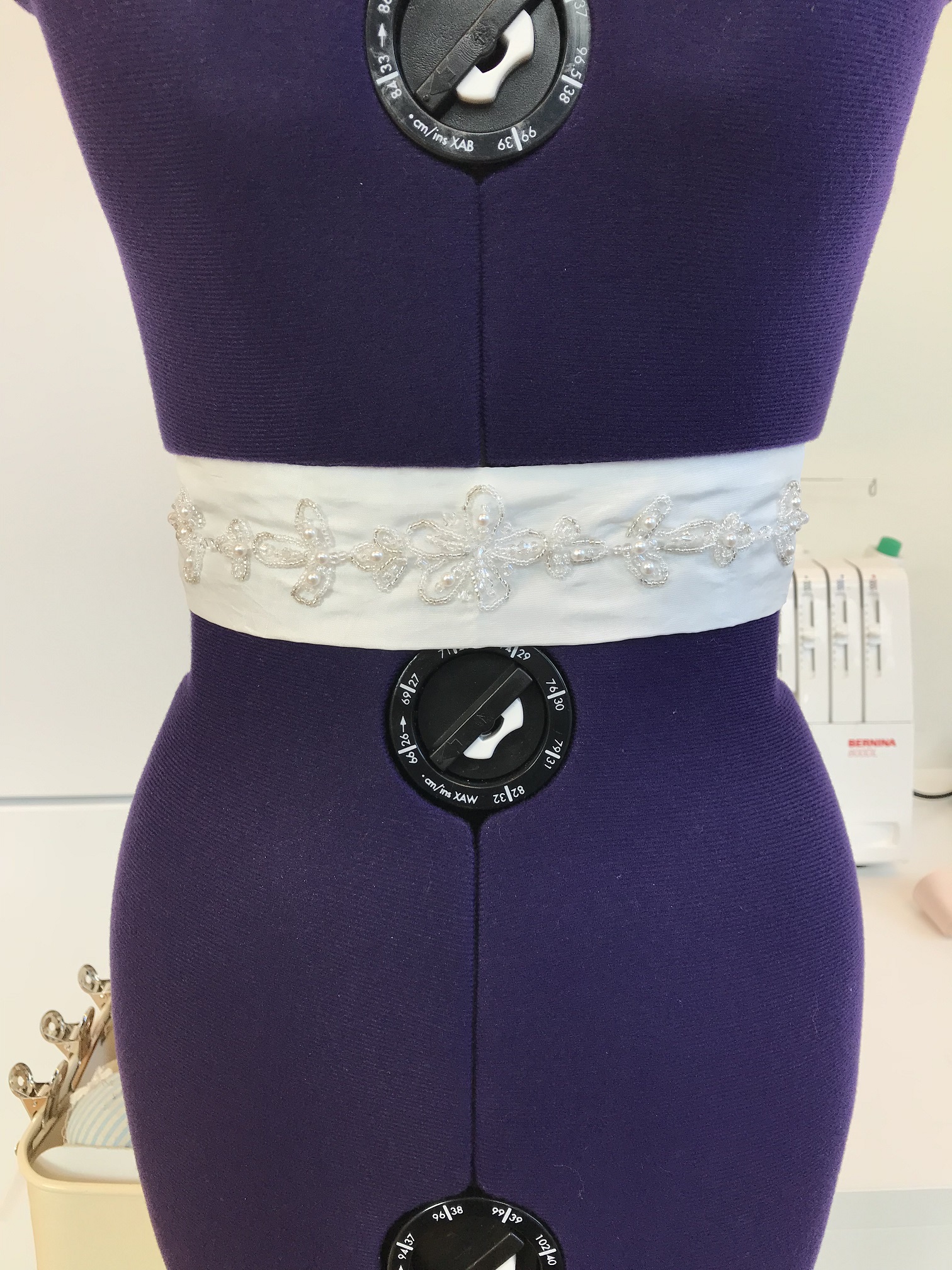 Band i färgen ivory 2017101210