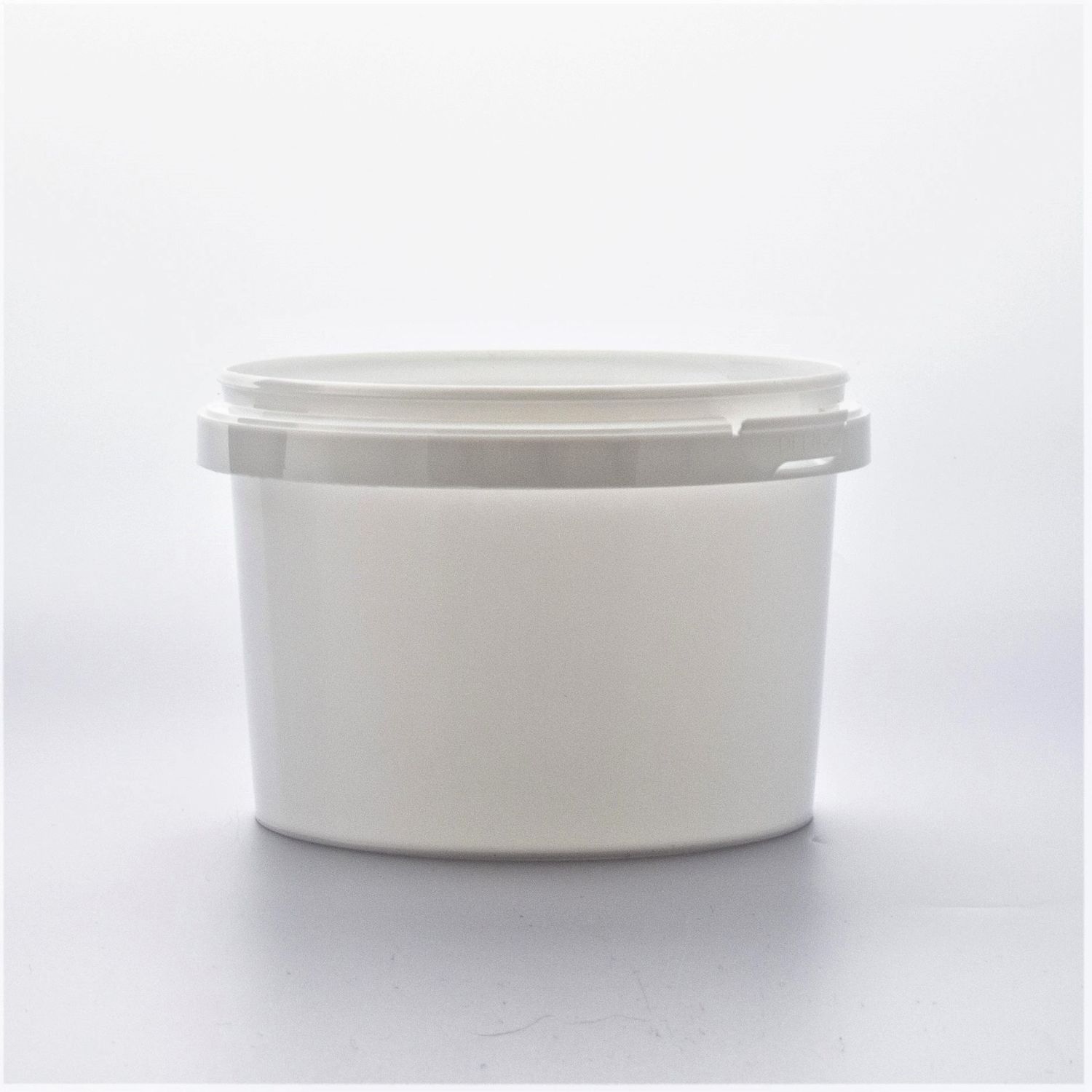 Plastburk vit med vitt lock - 550 ml