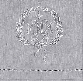 Linnefärgad hissgardin broderad lagerkrans monogram shabby chic lantlig stil