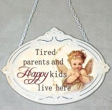 Plåtskylt skylt Tired parents and happy kids lives here shabby chic lantlig stil