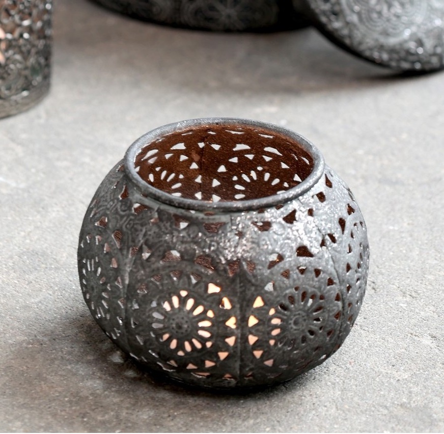 Ljuslykta spets ornament Mörk Antik Zink shabby chic lantlig stil Gårdsromantik