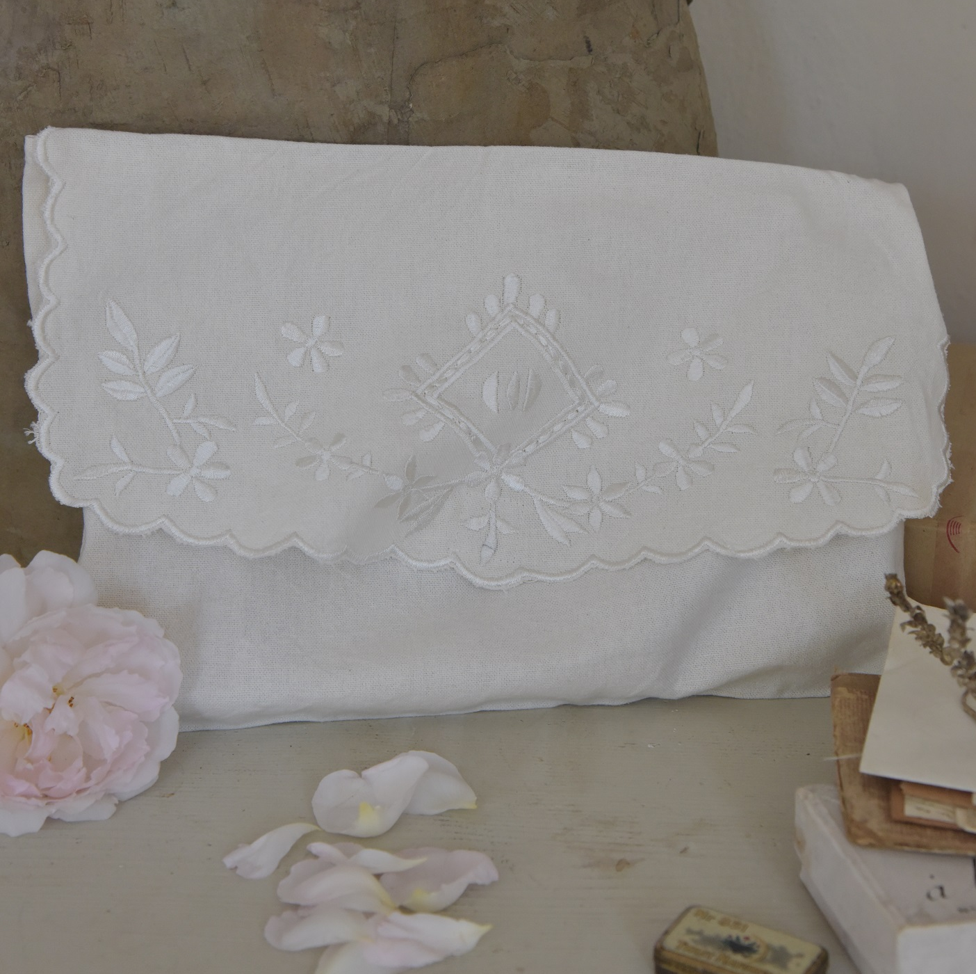 Broderad vit påse bag Jeanne dArc Living  shabby chic lantlig stil fransk lantstil