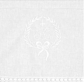 Stuvbit Gardinkappa Kappa vit med vitt monogram och spets ca 50 cm shabby chic, lantlig stil