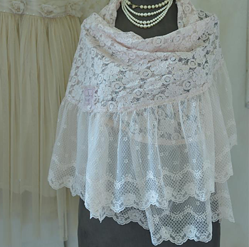 Stor romantisk sjal i spets Powder Rose Jeanne darc Living shabby chic lantlig stil