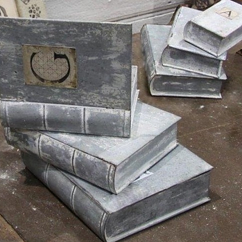 Bokaskar boklådor bokgömma i zink plåt bokstäver olika storlekar shabby chic lantlig stil