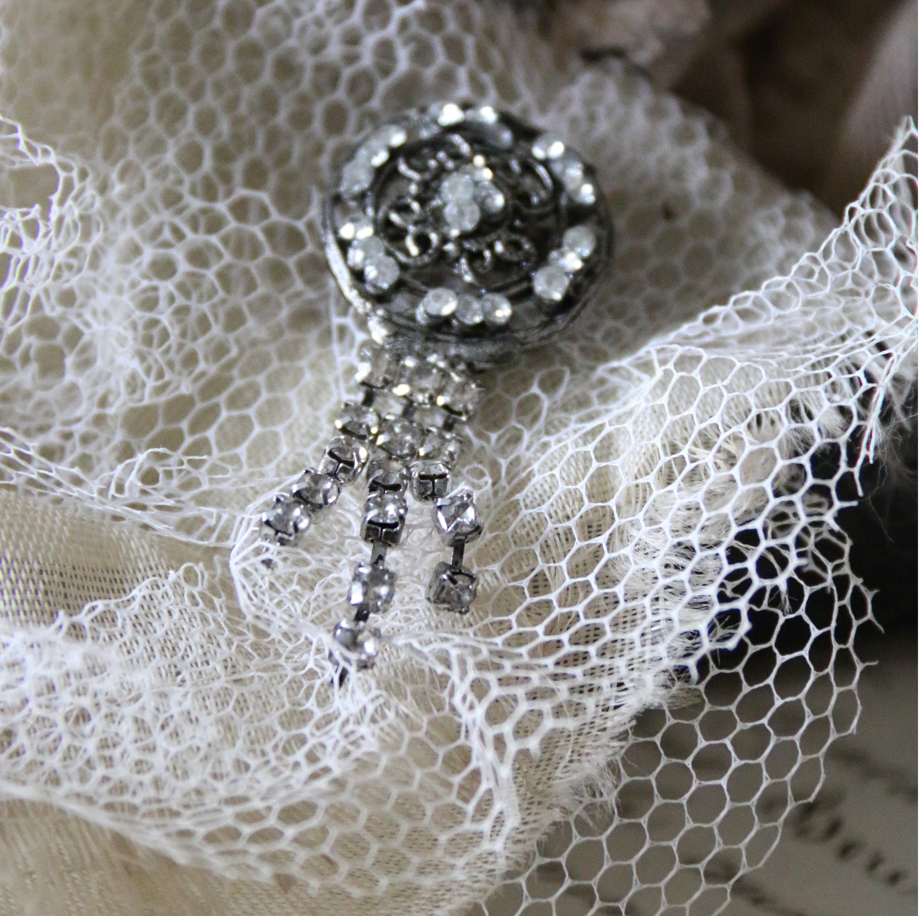 Brosch antiksilver-färg vintage-stil Jeanne d'Arc Living shabby chic lantlig stil
