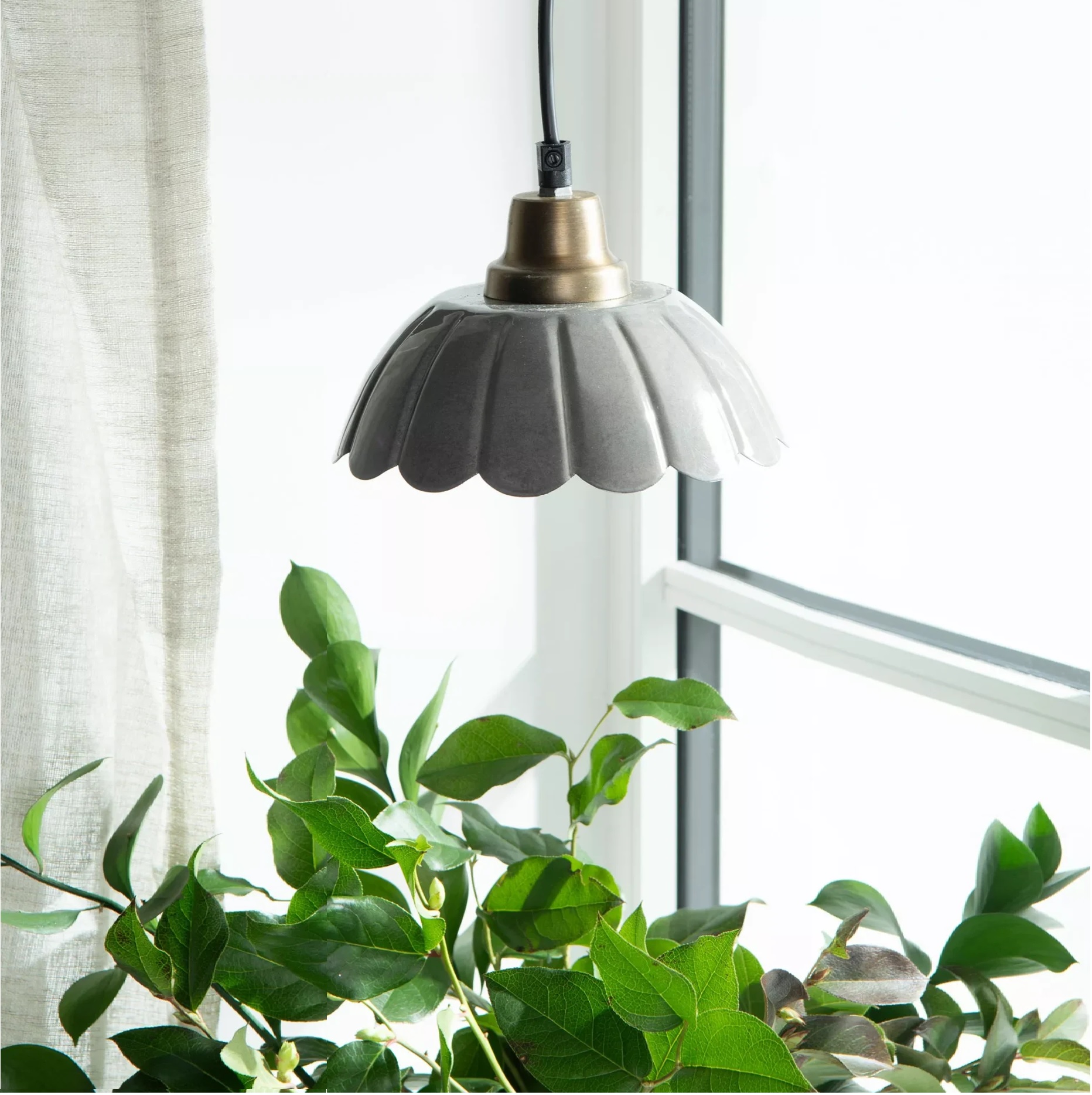 Taklampa emalj Flower plåt grå takkopp shabby chic lantlig stil inredning Gårdsromantik