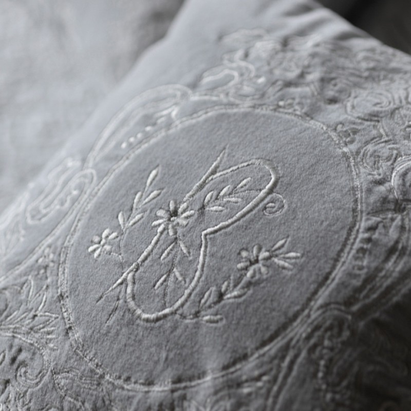 Kudde ljusgrå broderi monogram shabby chic lantlig stil