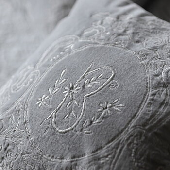 Kudde ljusgrå broderi monogram shabby chic lantlig stil
