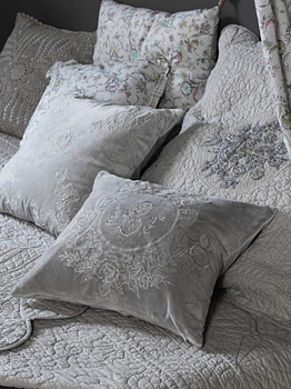 Kudde ljusgrå broderi monogram shabby chic lantlig stil