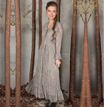 Klänning Kelly Pudergrå spets broderi JDL Clothing Romantisk vintage bohemian shabby chic